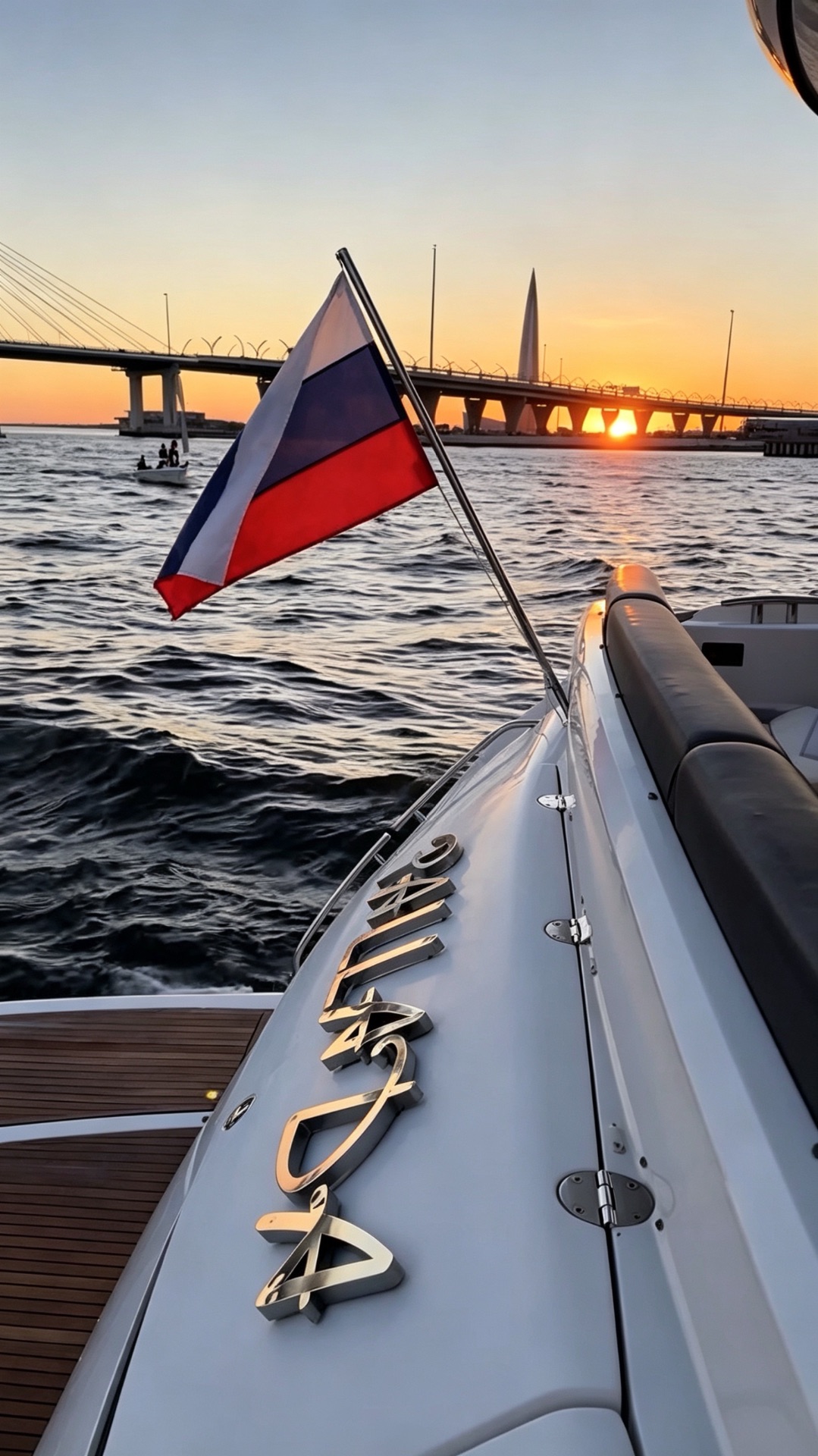 А мы ловим момент с воды - у нас Петербург особенно красив.