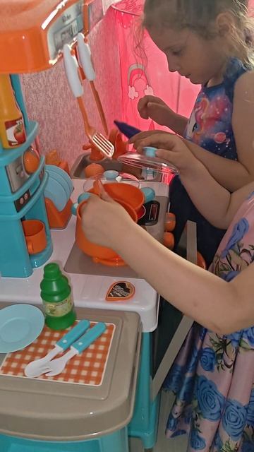 Девочки с папой вернулись и увидели кухню.