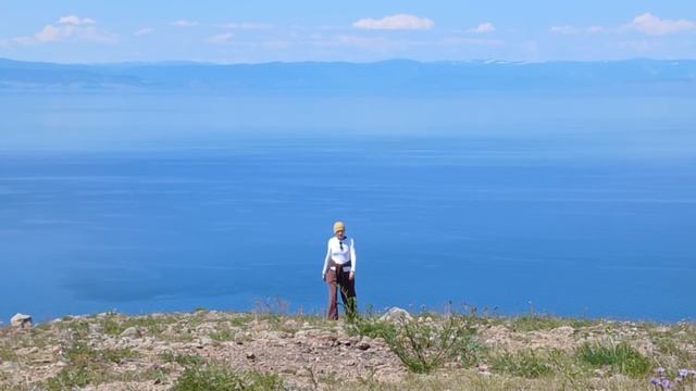 За спиной бескрайняя голубая гладь Байкала 💙 Туры на Байкал www.baikallegends.com #байкал #ольхон