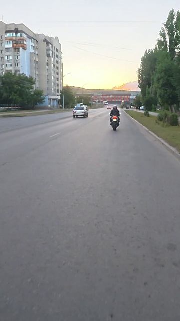 Объезжаю лужи по тратуару на мотоцикле KTM Duke 390 Moto Motovlog Ktm Ktmduke Street Illegal
