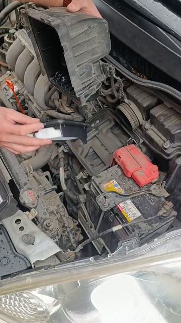 Замена воздушного фильтра двигателя Honda Fit Shutle