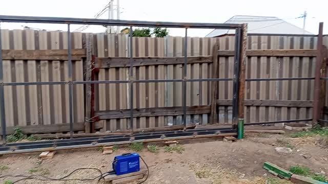 Продолжаю собирать и сваривать откатные ворота . Часть 7. Полностью доварил откатные ворота .