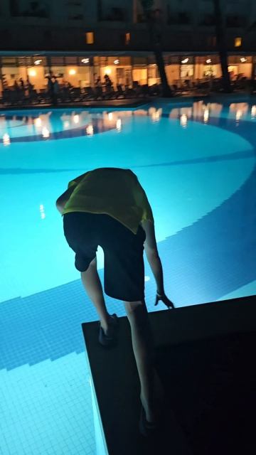 Первое правило у бассейна: никому не доверять 🏊♀️🤫 #правило #бассейн #доверие