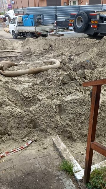 Из-за УК Стандарт в Новосибирске произошел обвал грунта на Горском микрорайоне, дыра увеличивается