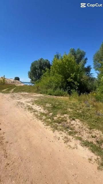 Живописная дорога к пляжу, пологий песчаный заход в воду!  Вода чистая, прозрачная!