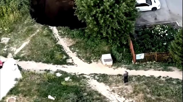 Странный провал образовался в Новосибирске среди домов