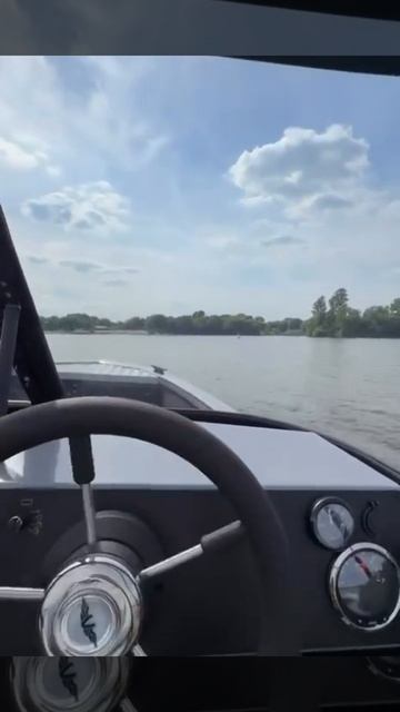 Володя газует на моторке!.