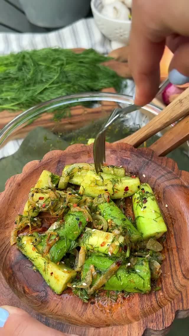 Салат из огурцов.