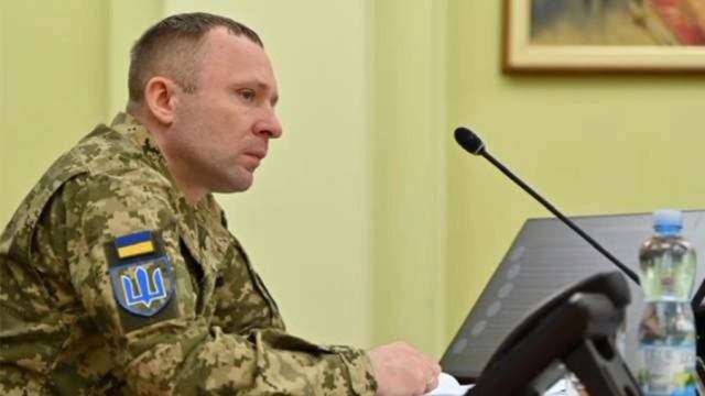 «Не шибко умный генерал». 

Ради достижения медийного эффекта Драпатый не будет считаться с потерями