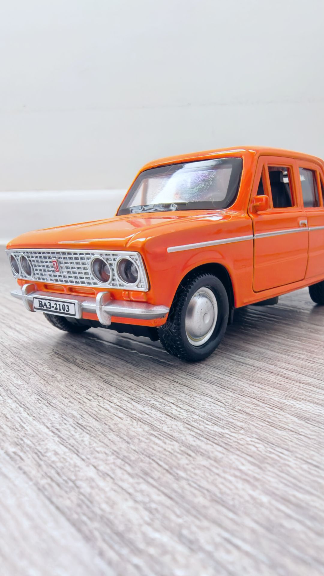 Машинка модель LADA 2103 - 12 см в масштабе 1/35