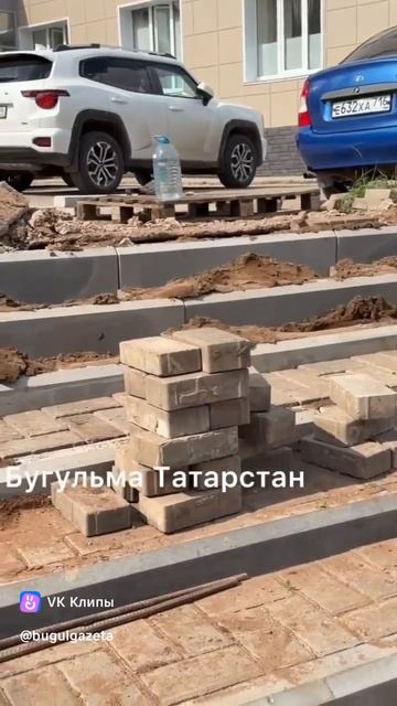 Работы по восстановлению лестницы около поликлиники идут полным ходом
