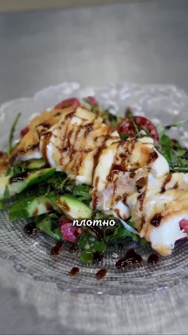 Салат с жареным сыром по-Грузински.