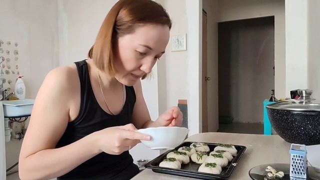 Готовлю пирожки с яйцом/борщ и пампушки с чесноком. Ну и как же без мукбанга