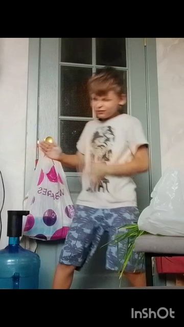 мне самой смешно, когда я смотрю на телевизоре.