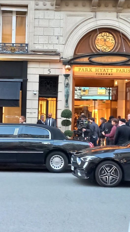 PARIS: Failed Paparazzi Opposite Hotel Entrance