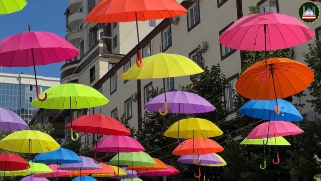 БУЛЬВАР ЭСАМБАЕВА В ГРОЗНОМ ВНОВЬ УКРАСИЛИ ДЕКОРАТИВНЫМИ ЗОНТИКАМИ