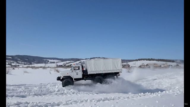 ЗИЛ-131 МЧС мчится по зимнему полю