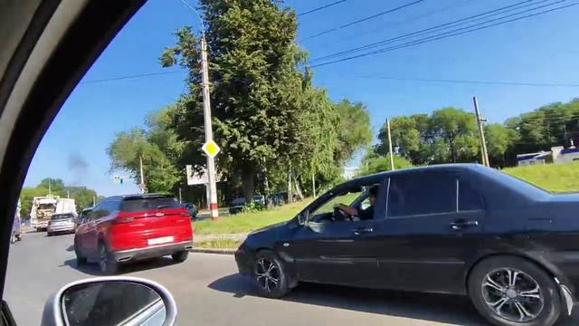 Очередь на закрытую АЗС на Октябрьской — больше 50 авто.В такую-то жару.Сил всем,кто в очередях