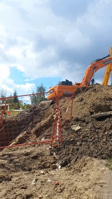 Из-за УК Стандарт в Новосибирске произошел обвал грунта на Горском микрорайоне, дыра увеличивается
