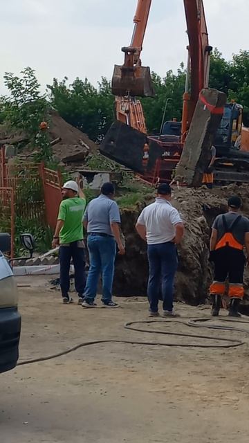 Из-за УК Стандарт в Новосибирске произошел обвал грунта на Горском микрорайоне, дыра увеличивается