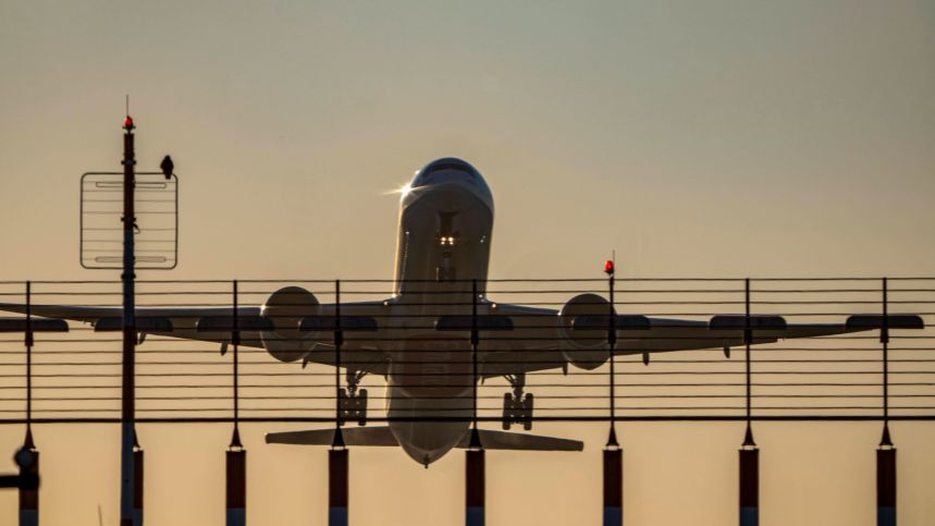 Искры летели: Boeing 777 задел полосу хвостом при посадке