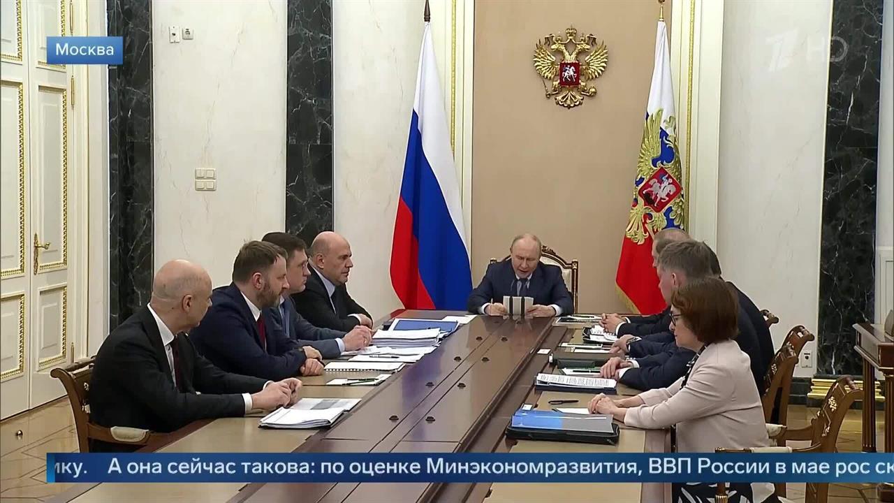 Владимир Путин назвал временными трудности на топливном рынке России.
