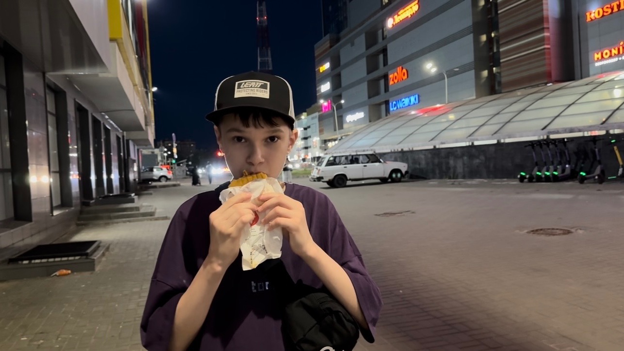 Ночные гулянки, стрит Мукбанг на ходу 🌯  Вы видели такое ? 🤪🤭
