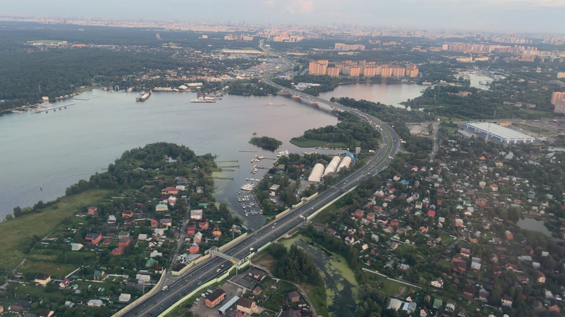 Видовой заход на посадку в Шереметьево. Вид слева. Канал им. Москвы - Водники - Дмитровское шоссе.