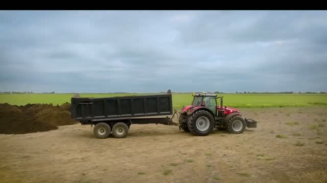 Трактора оснащены шинами BKT AGRIMAX V-FLECTO и AGRIMAX FORCE, а на прицепах RIDEMAX FL 693 M