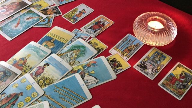 Что мужчина хочет сеичас по отношению к вам? Гадание Таро