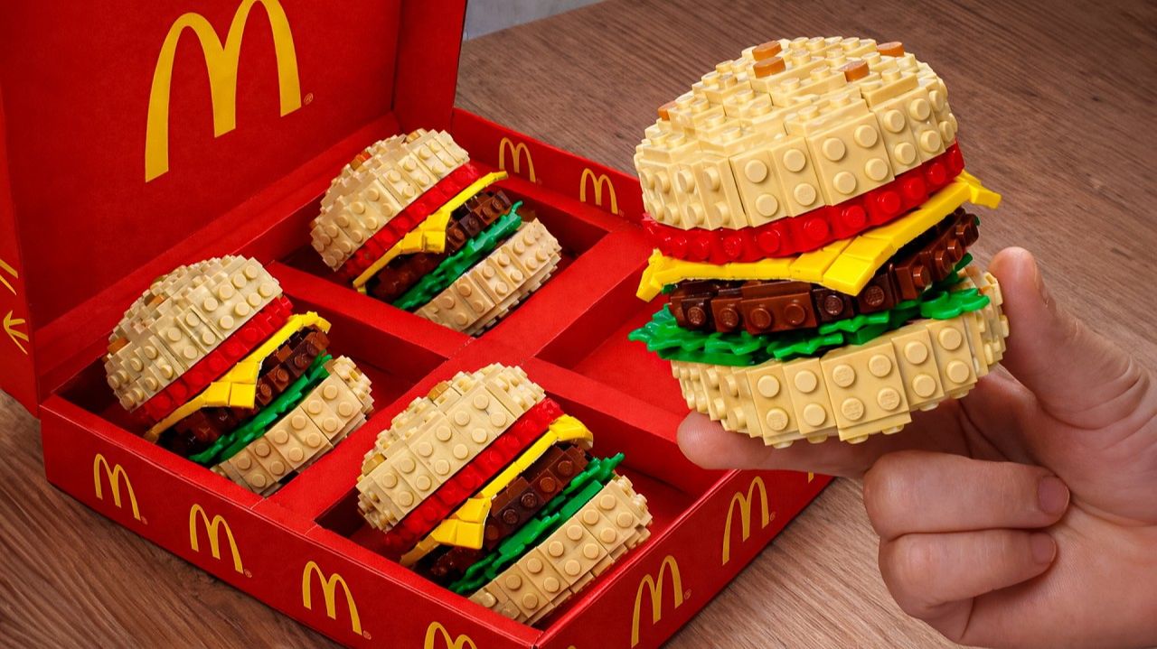 Большая КОРОБКА LEGO от McDonald's: Вкусные бургеры LEGO в реальной жизни!