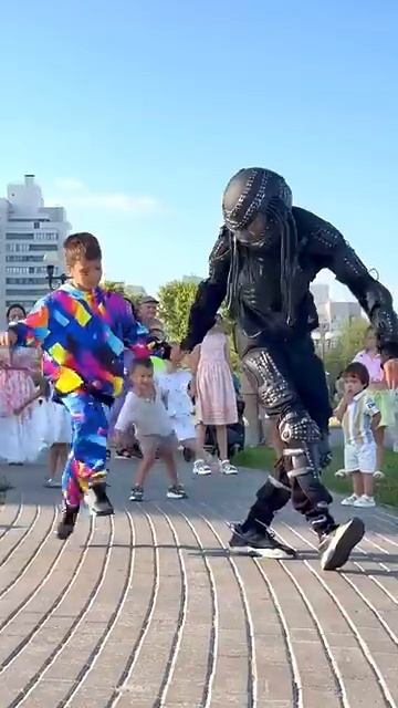 ASTRONOMIA  LITTLE BOY TEACHING DANCE  NEON MODE !!