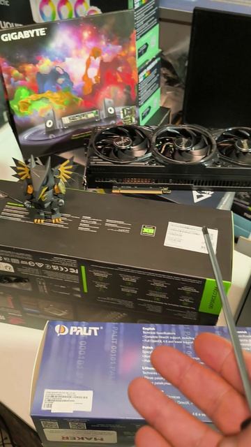 Кривая информационная наклейка на RTX 5090 ROG ASTRAL и правильная на Palit RTX 5080. Про наклейки.