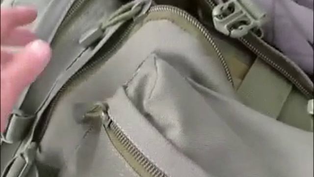 Различные стяжки и пластиковые застёжки — очень полезная фурнитура на рюкзаке.