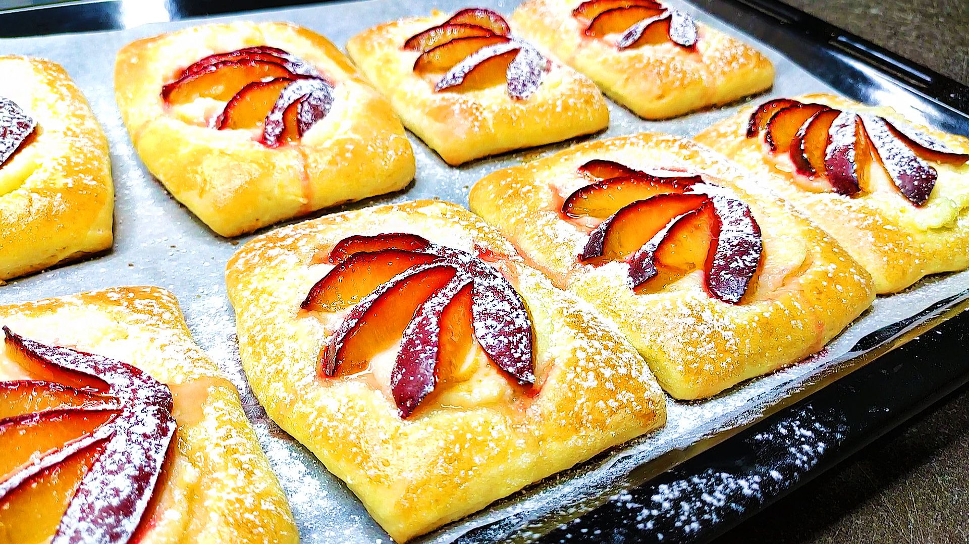 Сочные булочки со сливой и творогом: пышная выпечка с ягодной кислинкой! 🍑