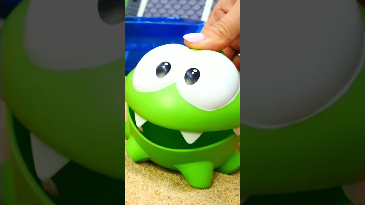Игрушка Ам Ням не может достать шарик игрушки длядетей omnom