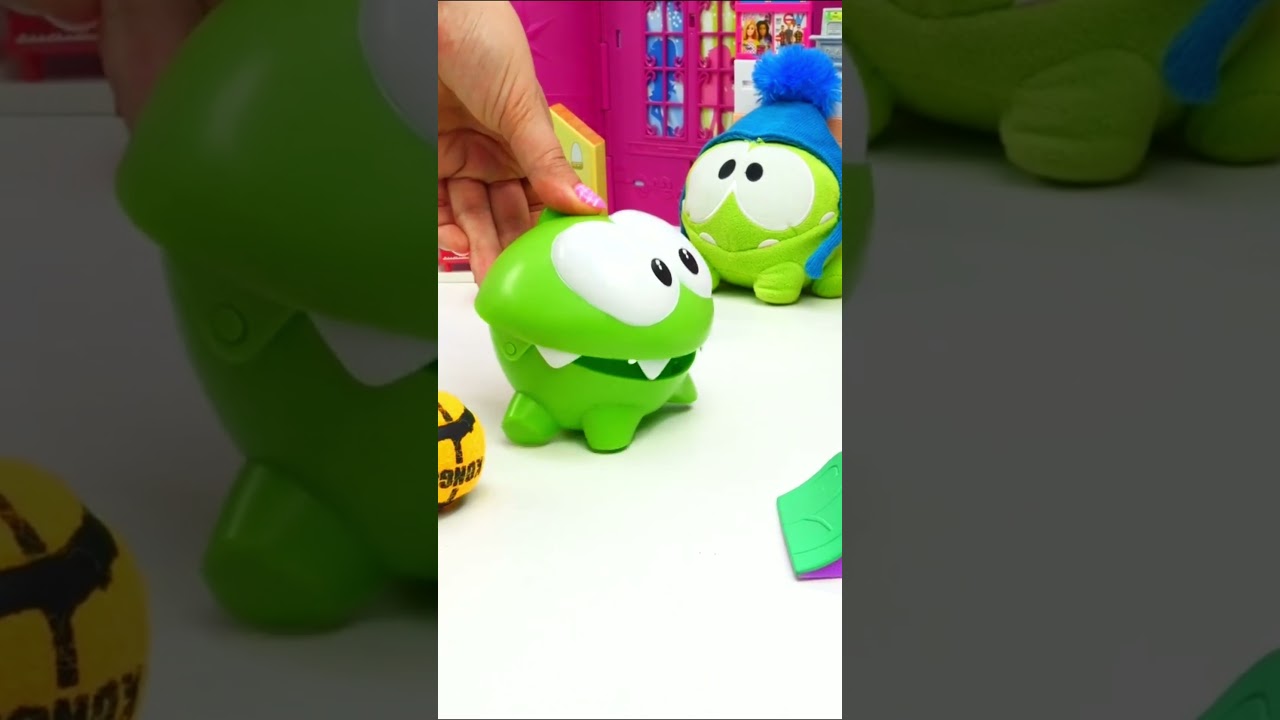 Что выберет Ам Ням: мячик или воздушный шарик? игрушки длядетей omnom