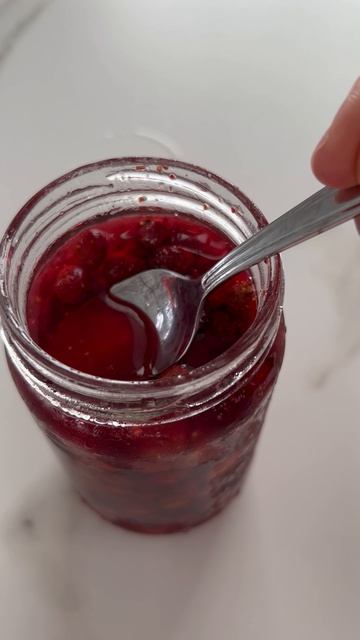 Земляничное варенье и чай