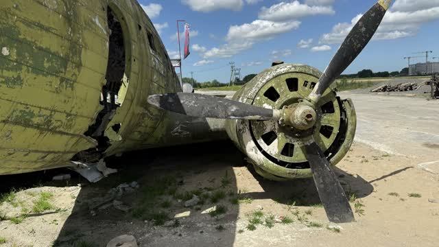 Ли-2 - один из последних экземпляров. Музейным экспонатом уже не станет. Почти разрушен.