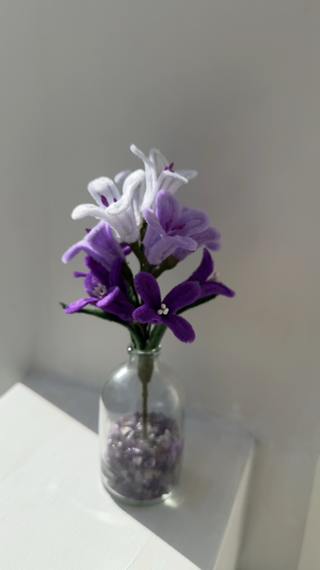 Милые цветы из пушистой проволоки 💜🤍💜