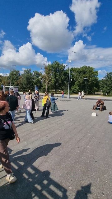 Атмосфера праздника в парке ВДНХ в Москве 