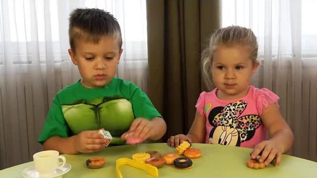Диана и Рома играют в Игру 