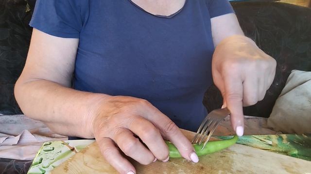 готовлю перец цицак и беседую.