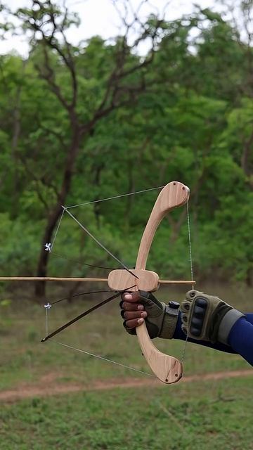 Стрельба из самодельного лука.