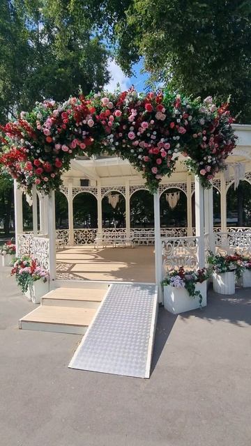 Симпатичная беседка в Таганском паре в Москве 