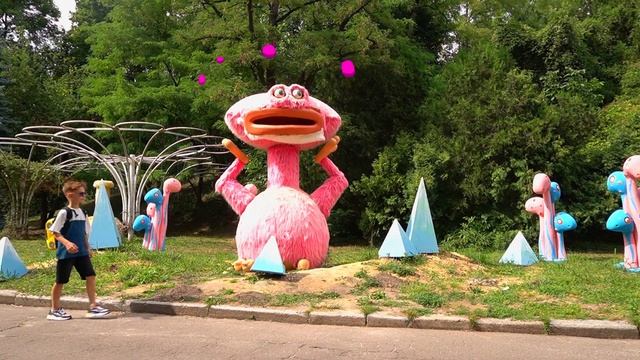 Марк нашел маленькие машинки на другой планете