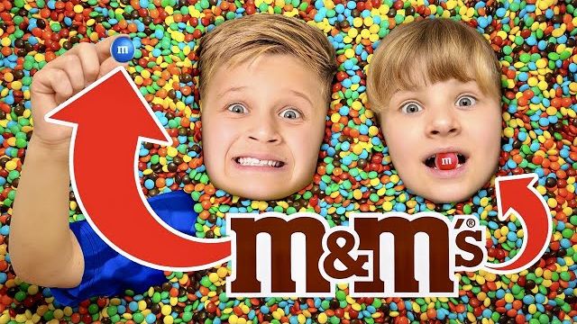 Найди M&M в горке Skittles! Состязание «Девочки против Мальчиков»