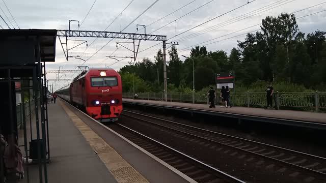 Поезд  15 Мурманск  Москва электровоз ЭП2К-182 близ Мги
