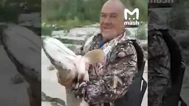 Мужик поймал большую щуку в Якутии
