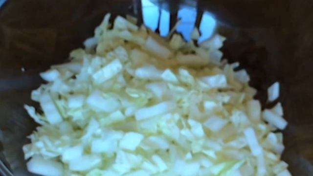 Салат из пекинской капусты и крабовых палочек. Салат за 5 минут.